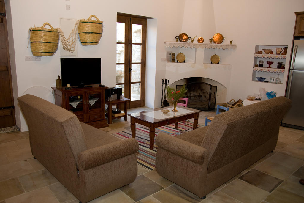 Xenios Cottages Lofou Quarto foto