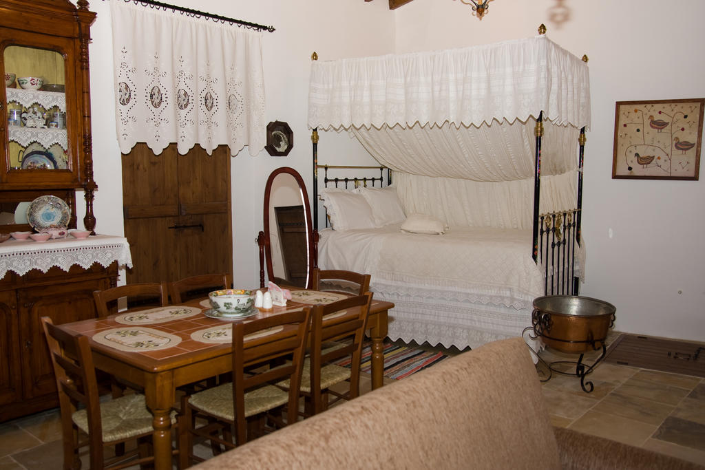 Xenios Cottages Lofou Quarto foto