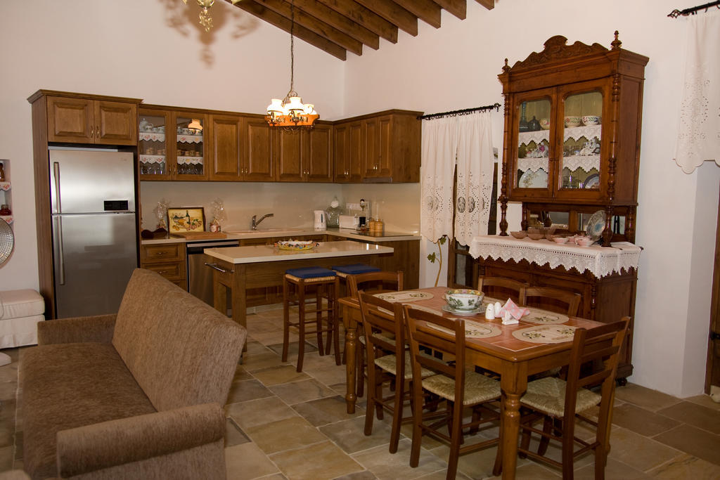 Xenios Cottages Lofou Quarto foto